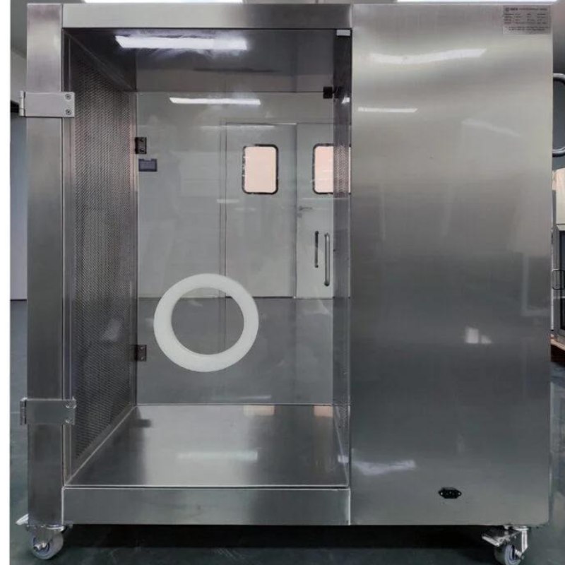 Vehículo de capucha laminar en movimiento